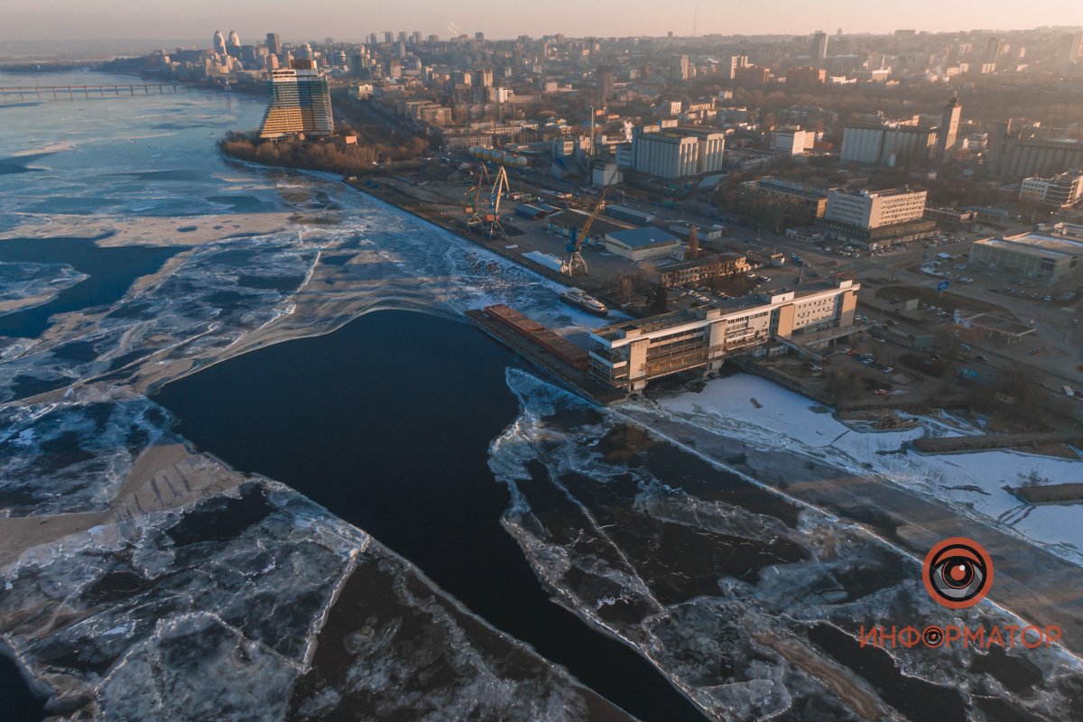 Лучезарна поверхность холодного льда,