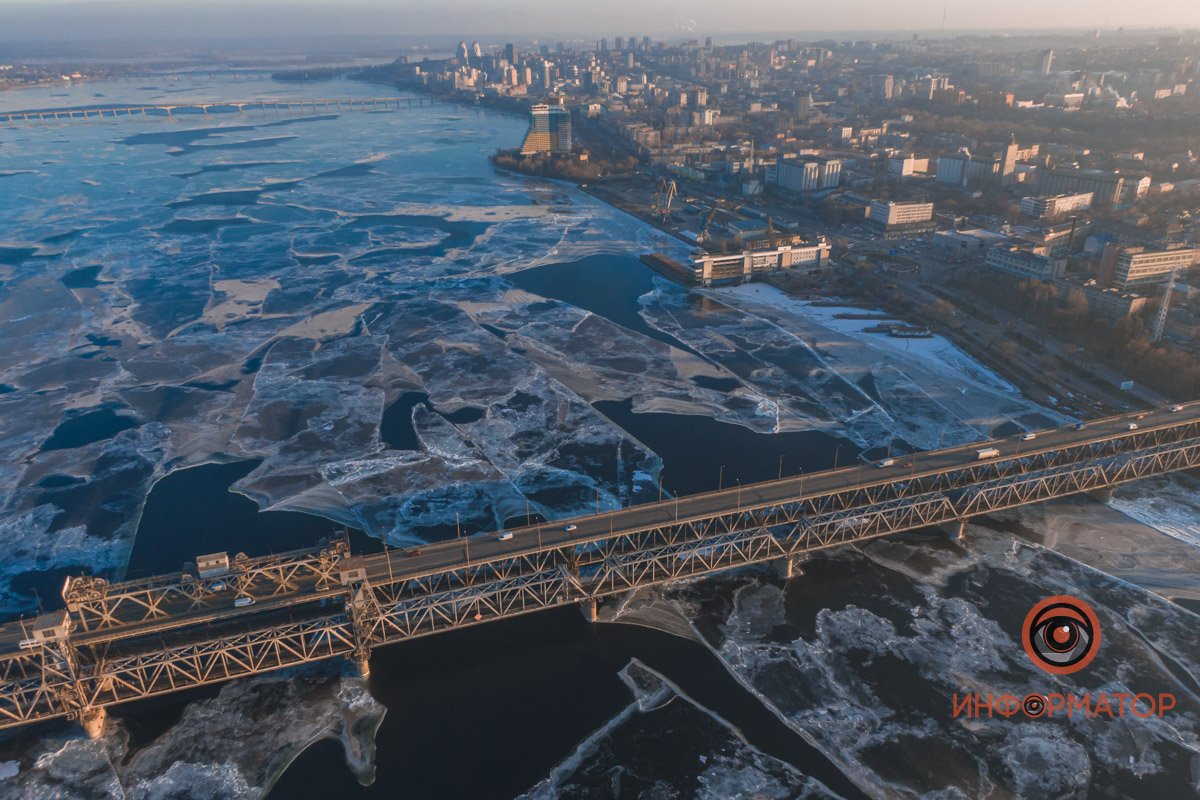 Цепенея, белеют цветы.