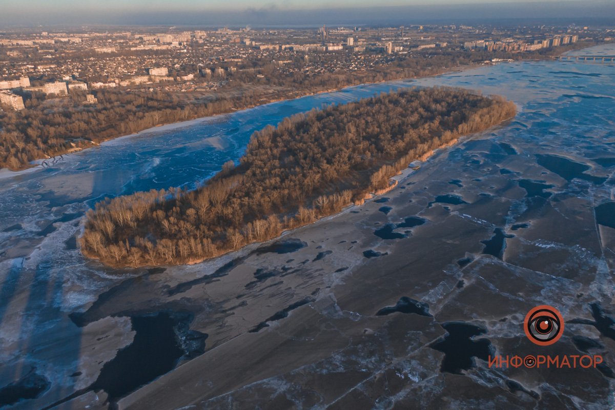 Дотянулся до льда несвободный цветок,
