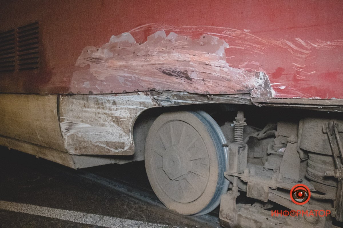 На Каруны столкнулись Nissan и трамвай №9