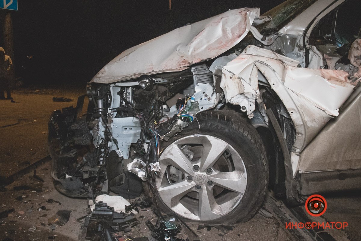 По словам водителя авто, тормозить он начал за 70 метров до трамвайных путей