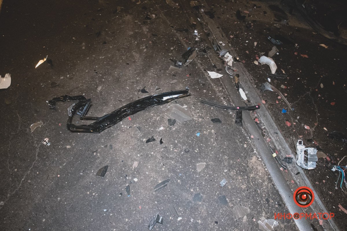 Детали авто на дороге