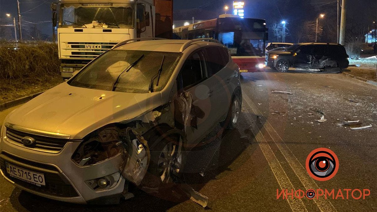 В Днепре на Лисиченко Land Cruiser врезался в Ford: трое пострадавших 1