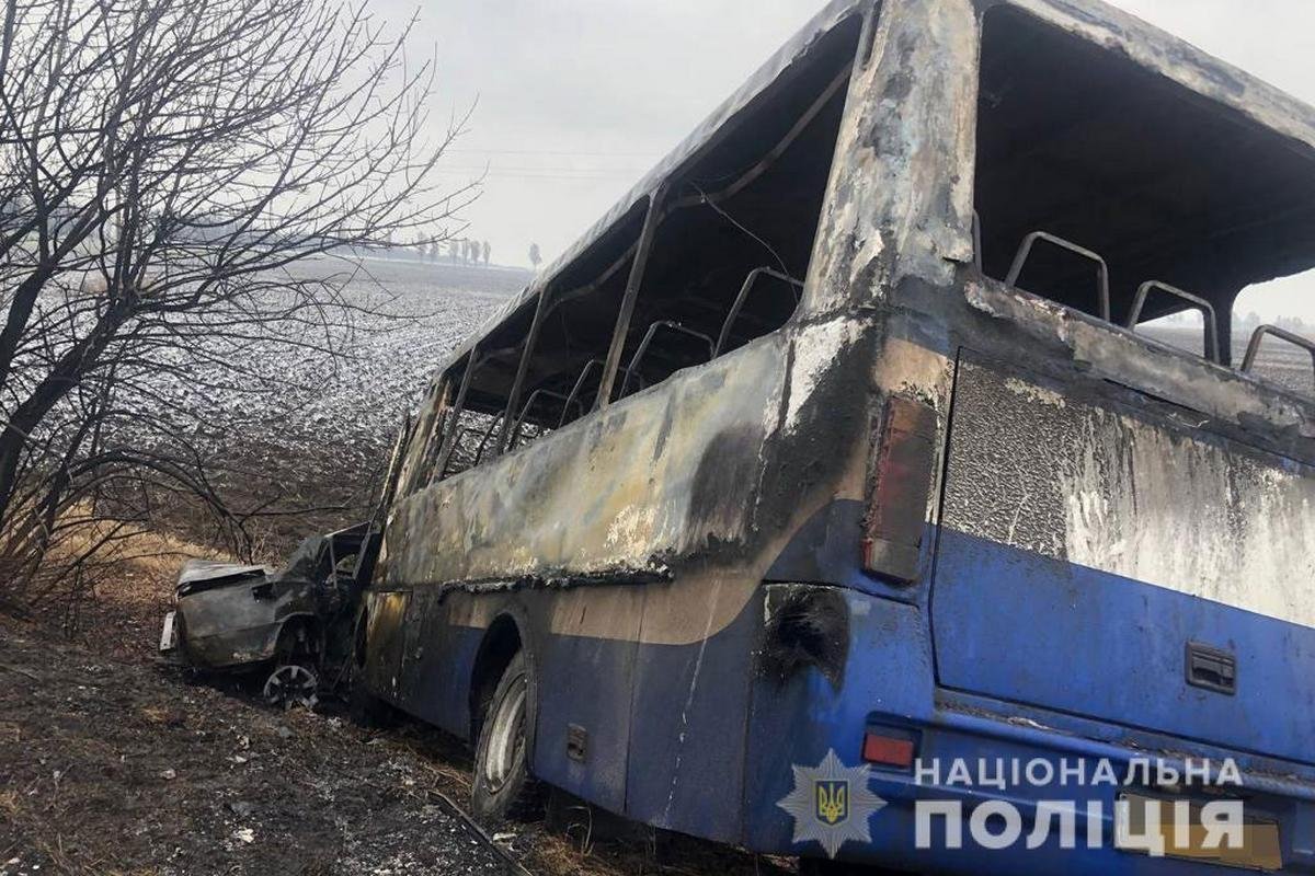 По предварительной информации от полиции, водитель ВАЗ выехал на «встречку»