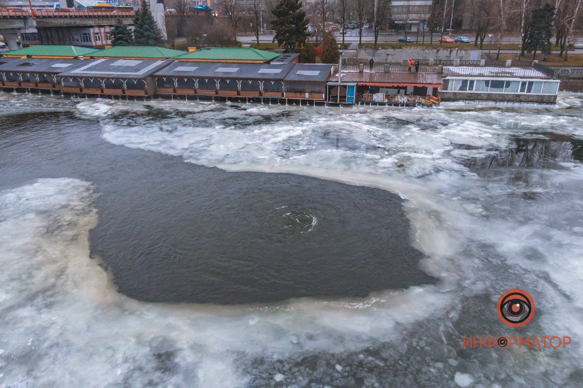 Между Храмом в честь собора Иоанна Крестителя и Новым мостом из реки начал прорываться "гейзер" Между Храмом в честь собора Иоанна Крестителя и Новым мостом из реки начал прорываться "гейзер"
