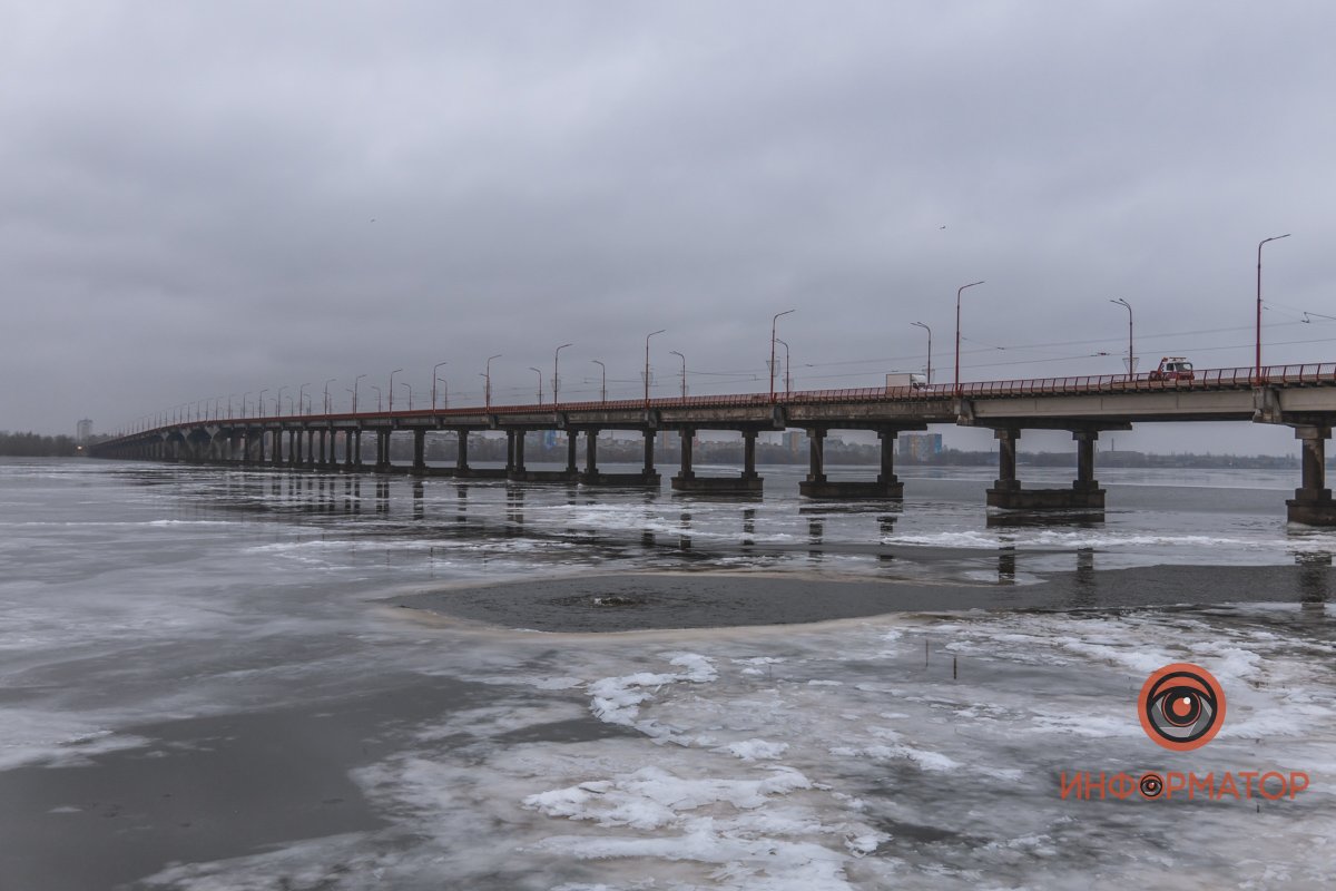 Вокруг гейзера оранжевые края Вокруг гейзера оранжевые края