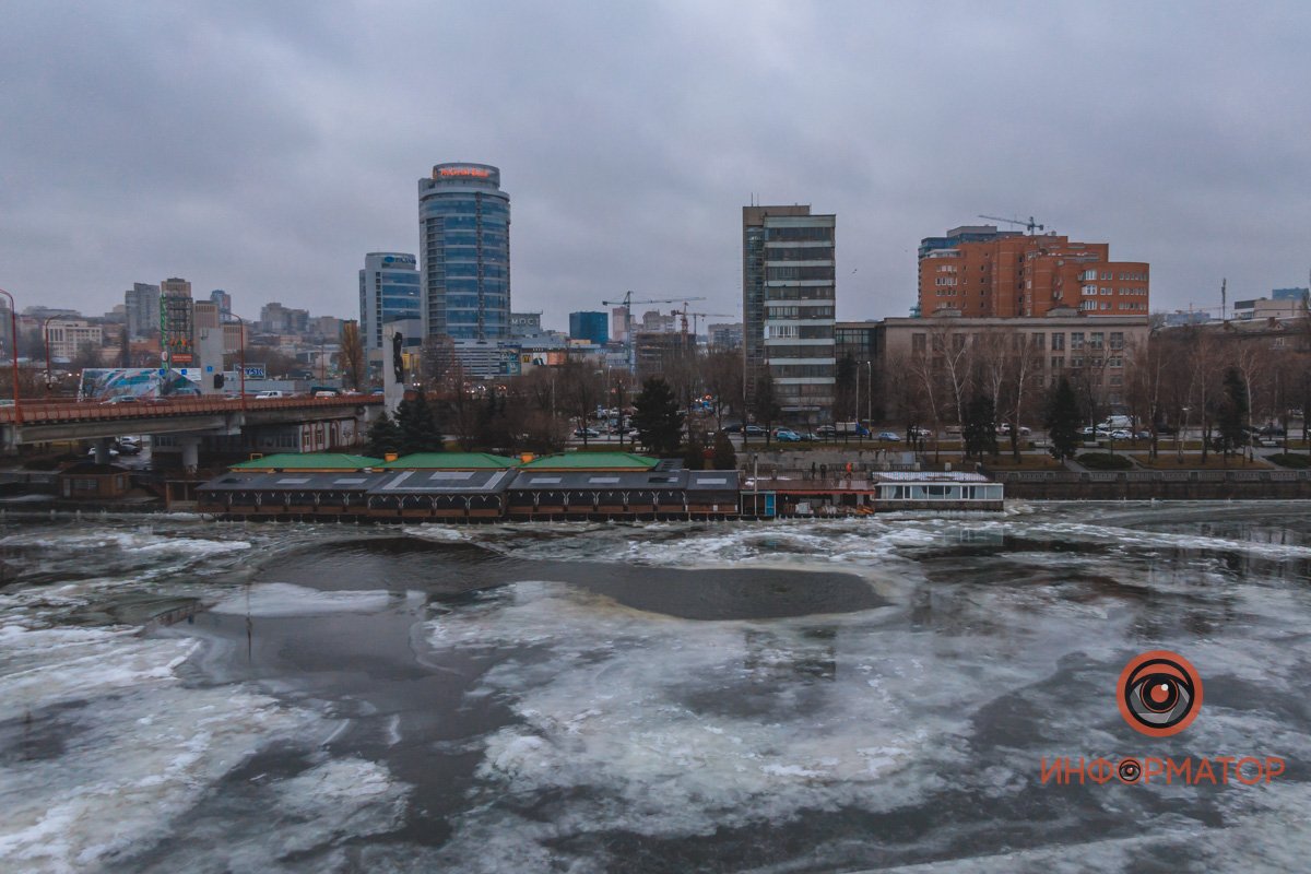 На фоне правого берега На фоне правого берега