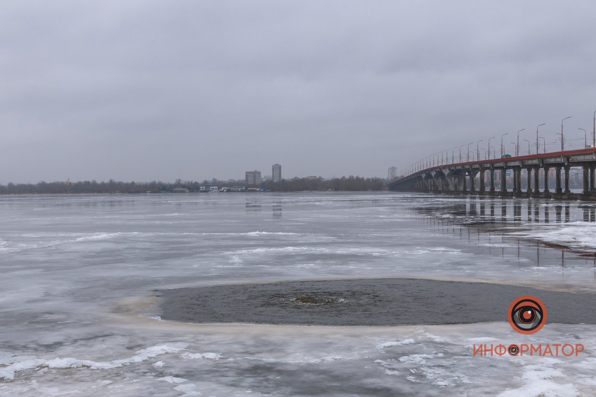 На фоне левого берега На фоне левого берега