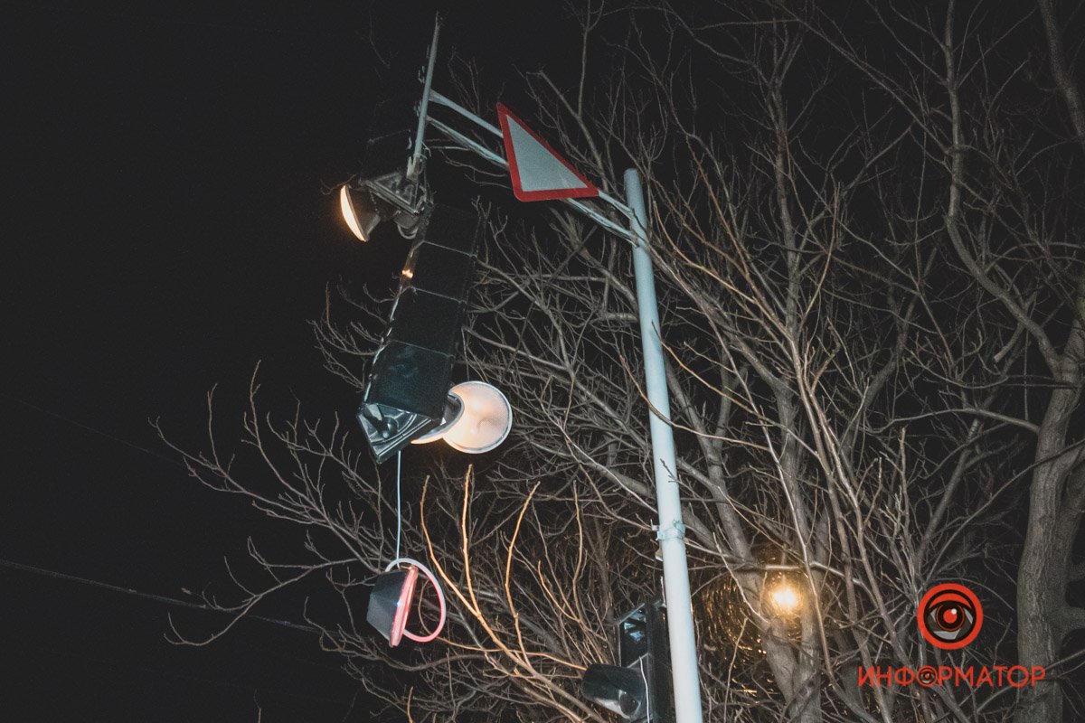 Ford после столкновения въехал в светофор