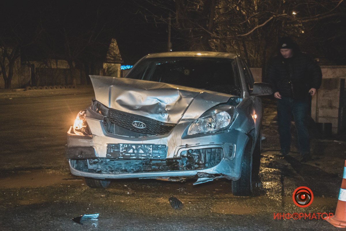 Пострадали два человека в автомобиле Kia, их увезли в больницу №6