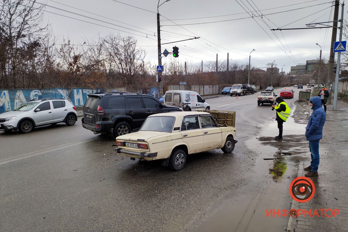 В Днепре на Тополе ВАЗ влетел в Opel: мужчину вырезали из салона 1