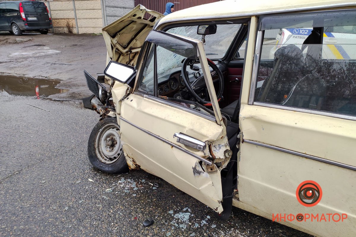 В Днепре на Тополе ВАЗ влетел в Opel: мужчину вырезали из салона 3