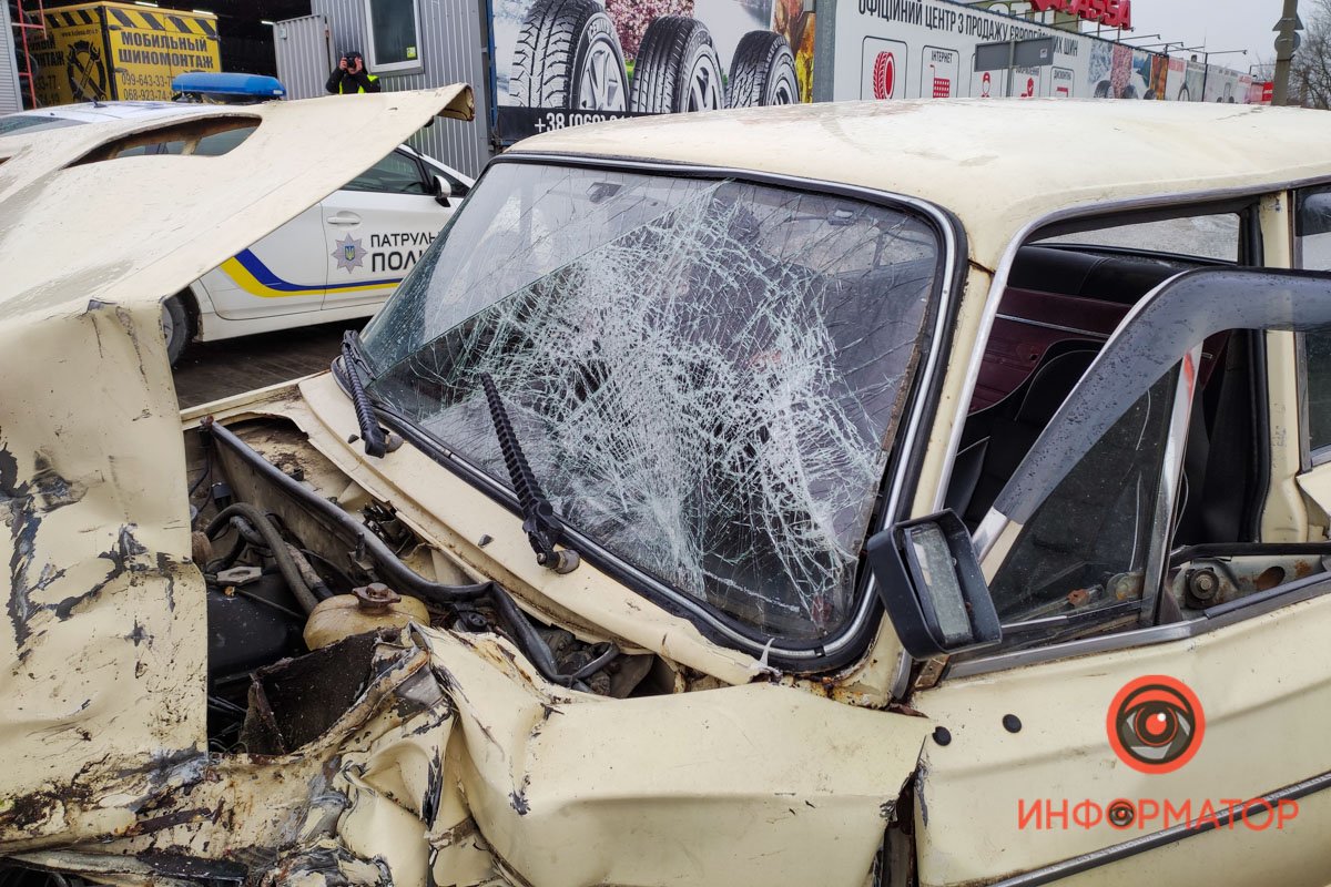 В Днепре на Тополе ВАЗ влетел в Opel: мужчину вырезали из салона 4