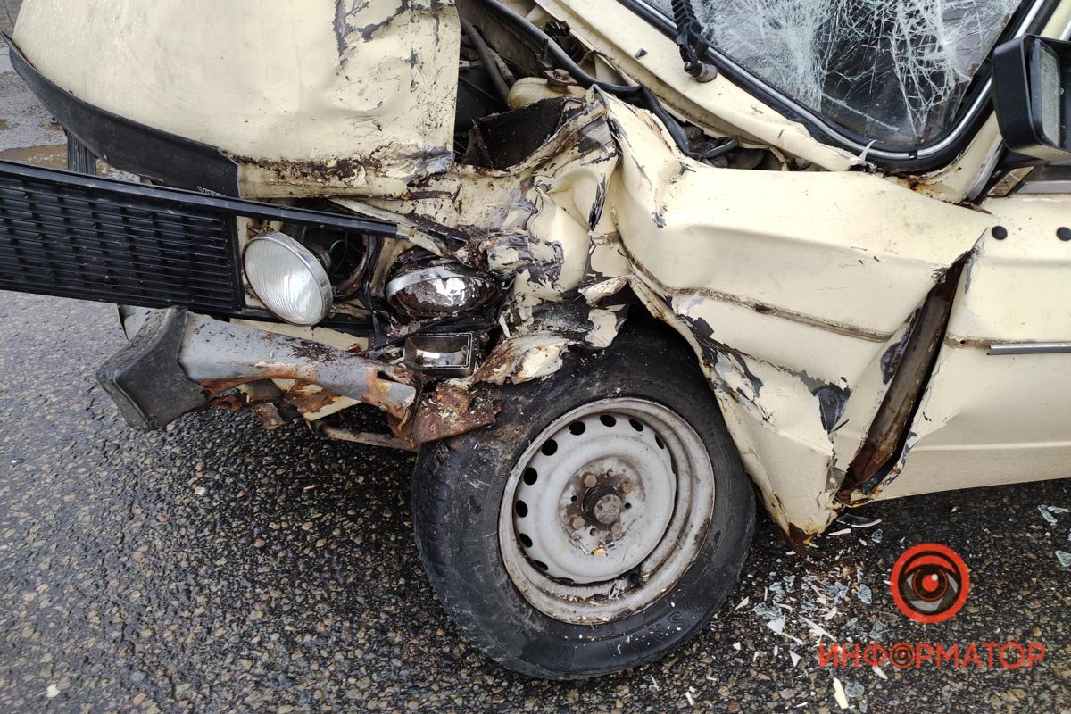 В Днепре на Тополе ВАЗ влетел в Opel: мужчину вырезали из салона 5