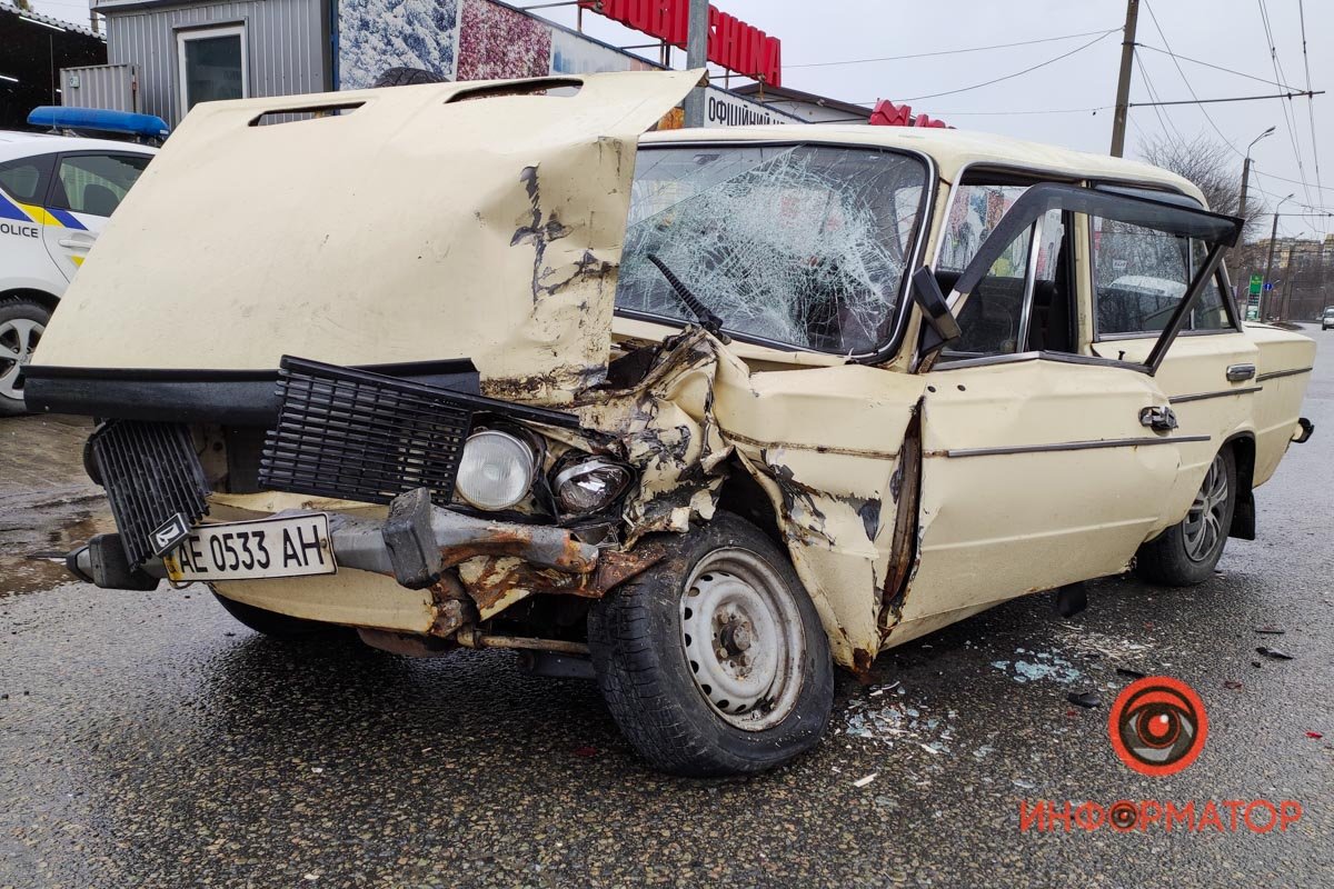 В Днепре на Тополе ВАЗ влетел в Opel: мужчину вырезали из салона 6