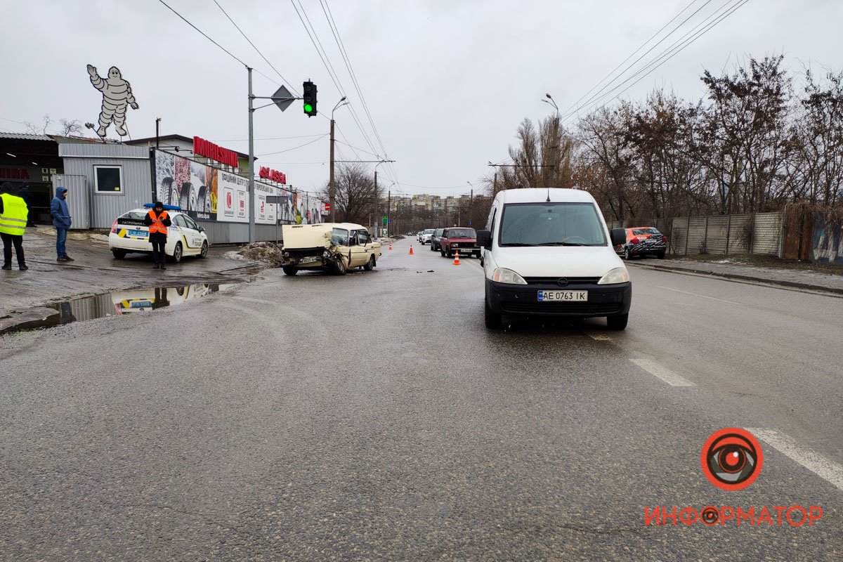 В Днепре на Тополе ВАЗ влетел в Opel: мужчину вырезали из салона 9