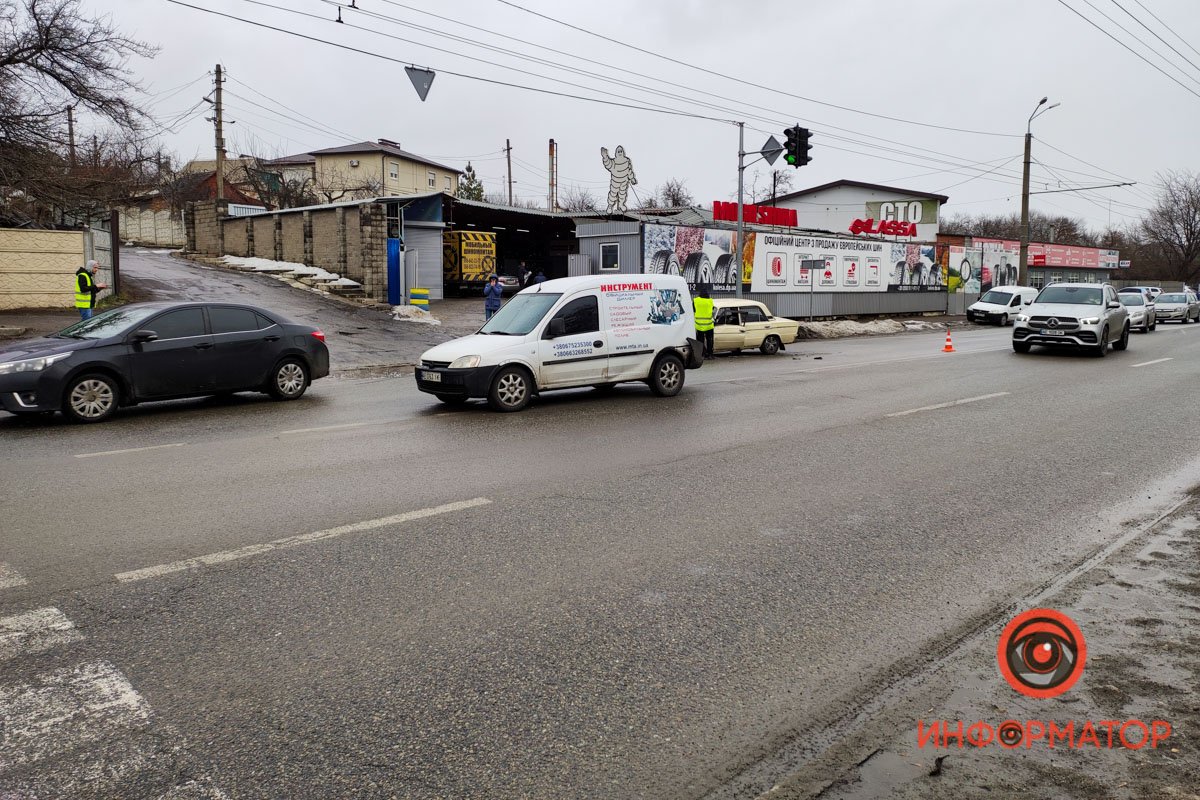 В Днепре на Тополе ВАЗ влетел в Opel: мужчину вырезали из салона 10