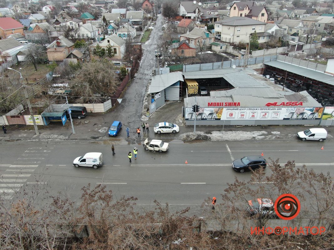 В Днепре на Тополе ВАЗ влетел в Opel: мужчину вырезали из салона 11