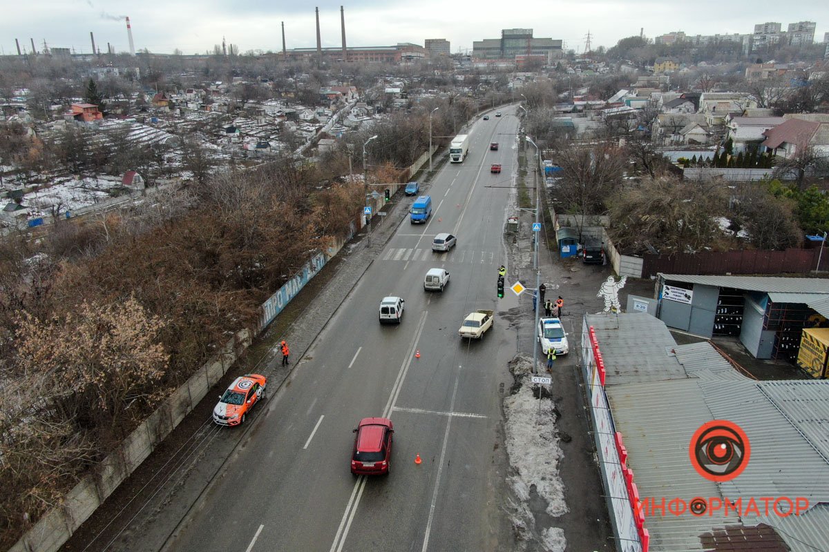 В Днепре на Тополе ВАЗ влетел в Opel: мужчину вырезали из салона 13