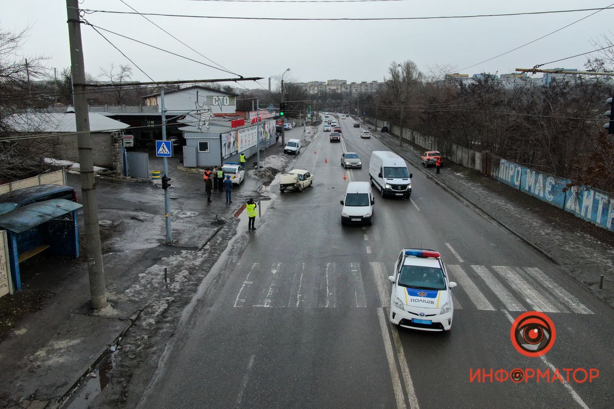 В Днепре на Тополе ВАЗ влетел в Opel: мужчину вырезали из салона 14