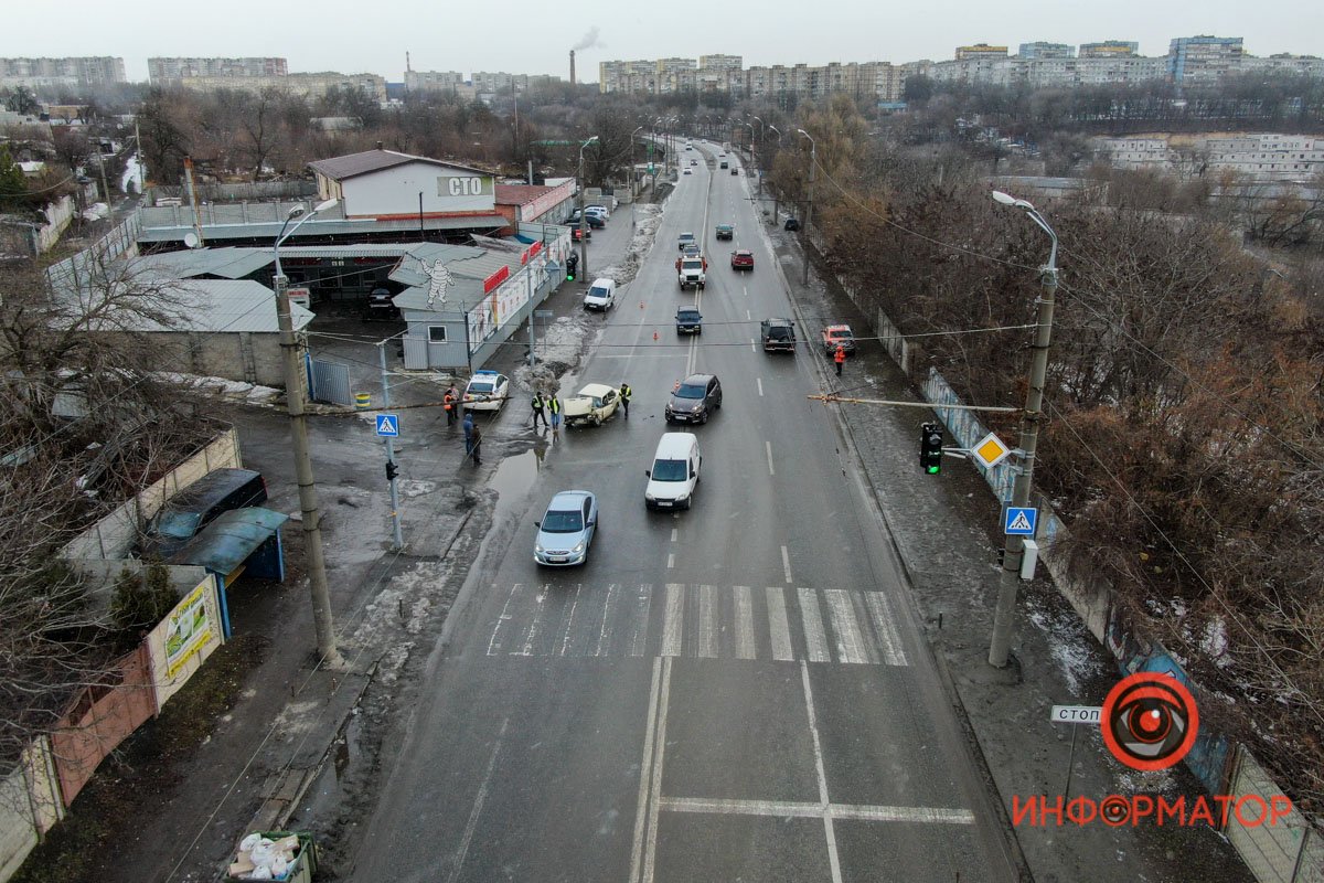 В Днепре на Тополе ВАЗ влетел в Opel: мужчину вырезали из салона 15