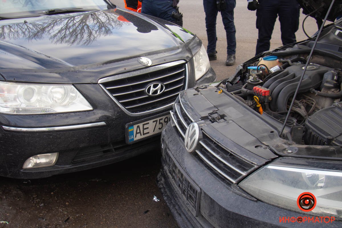 В Днепре на Донецком шоссе столкнулись автомобили Volkswagen и Hyundai: пострадал ребёнок 1