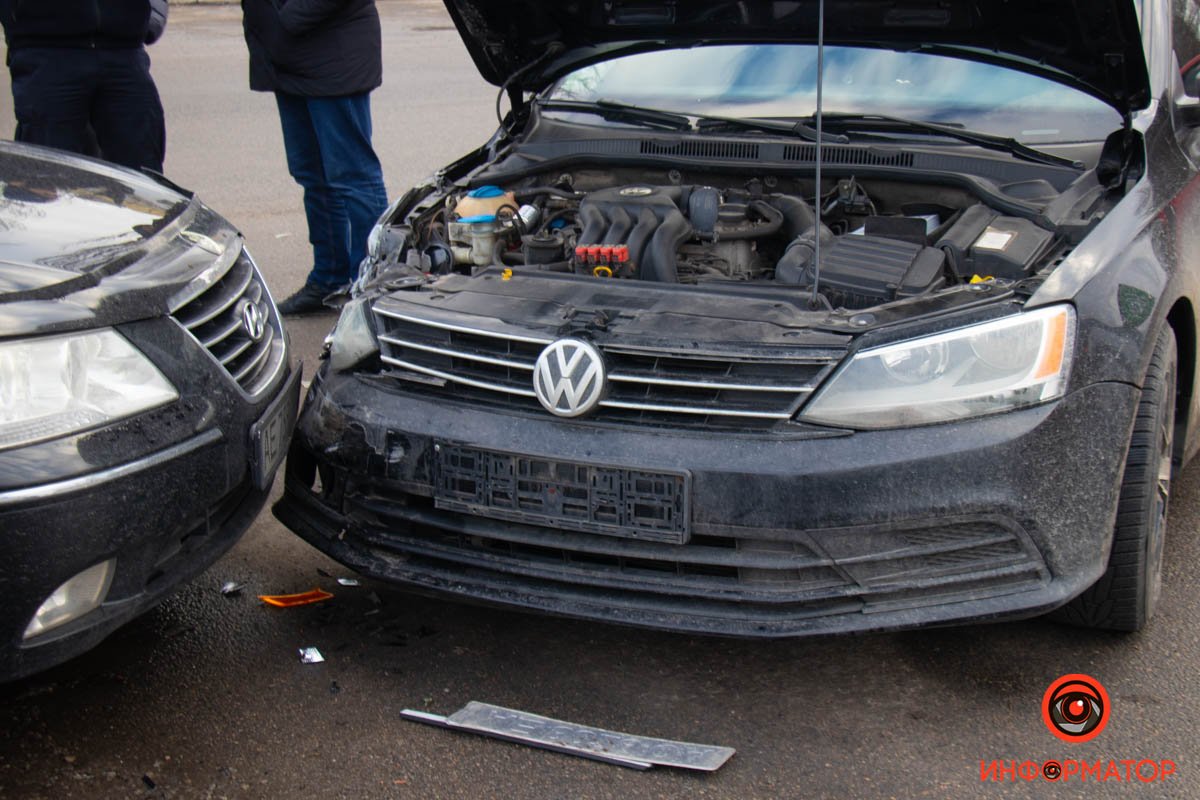 В Днепре на Донецком шоссе столкнулись автомобили Volkswagen и Hyundai: пострадал ребёнок 2