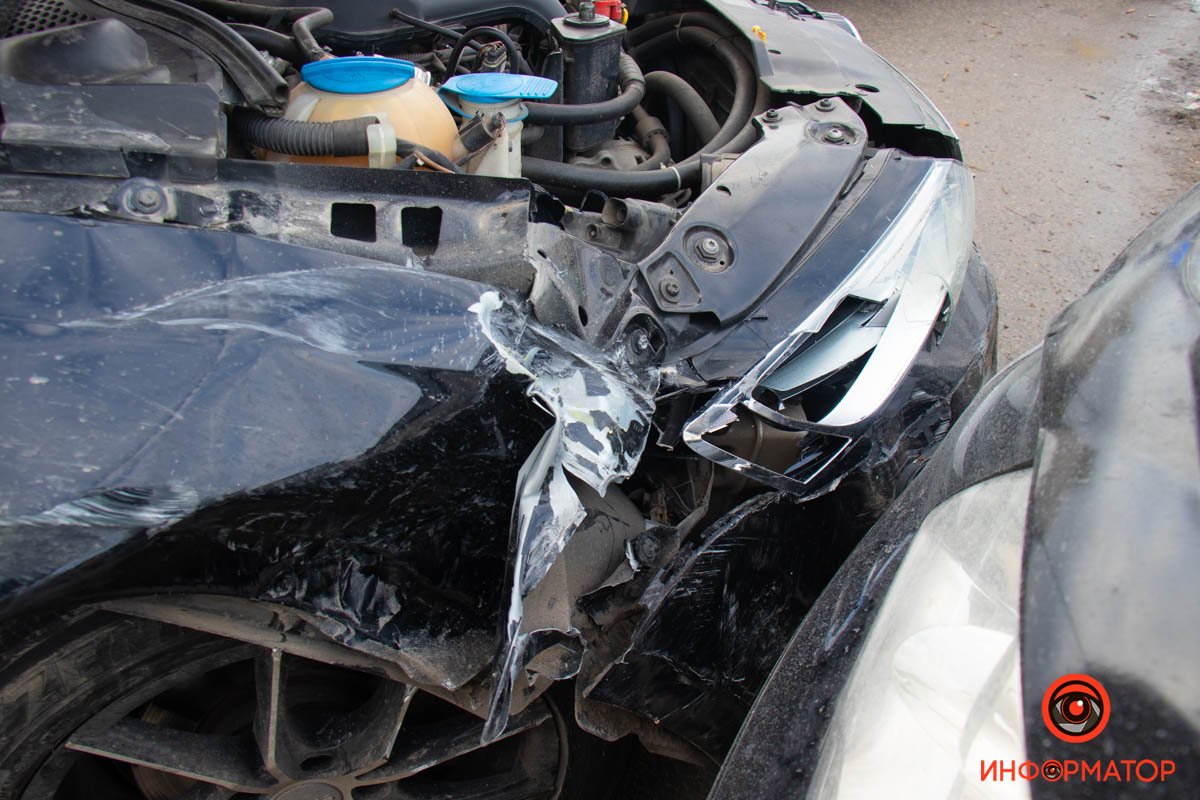 В Днепре на Донецком шоссе столкнулись автомобили Volkswagen и Hyundai: пострадал ребёнок 3