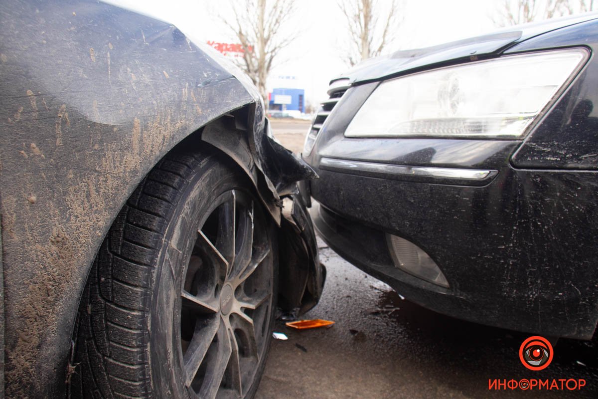 В Днепре на Донецком шоссе столкнулись автомобили Volkswagen и Hyundai: пострадал ребёнок 4
