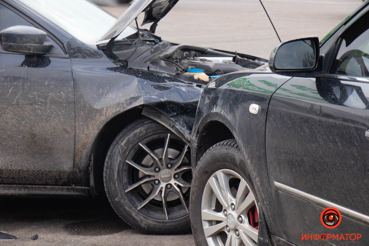 В Днепре на Донецком шоссе столкнулись автомобили Volkswagen и Hyundai: пострадал ребёнок 5