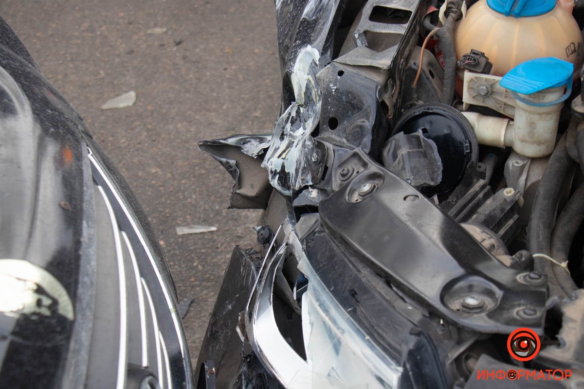 В Днепре на Донецком шоссе столкнулись автомобили Volkswagen и Hyundai: пострадал ребёнок 6