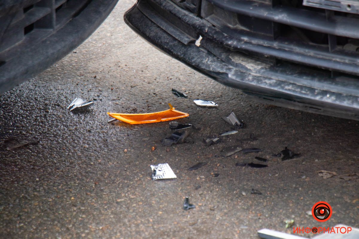 В Днепре на Донецком шоссе столкнулись автомобили Volkswagen и Hyundai: пострадал ребёнок 7