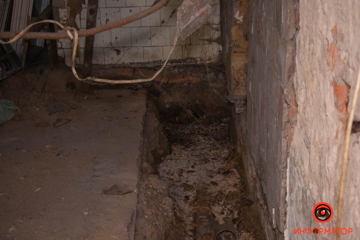 Из-за усадки передавило канализационную трубу Из-за усадки передавило канализационную трубу