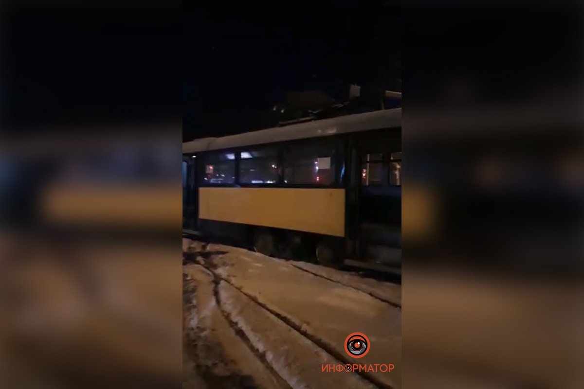 На Ивана Мазепы трамвай №15 сошел с рельсов и столкнулся с грузовиком