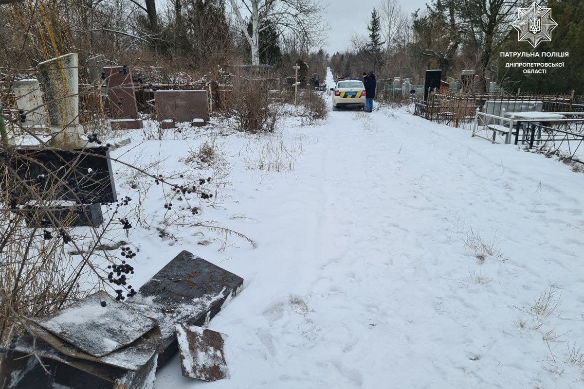 На Сурско-Литовском кладбище двое мужчин пытались вынести металлическое надгробие, чтобы сдать его на металлолом
