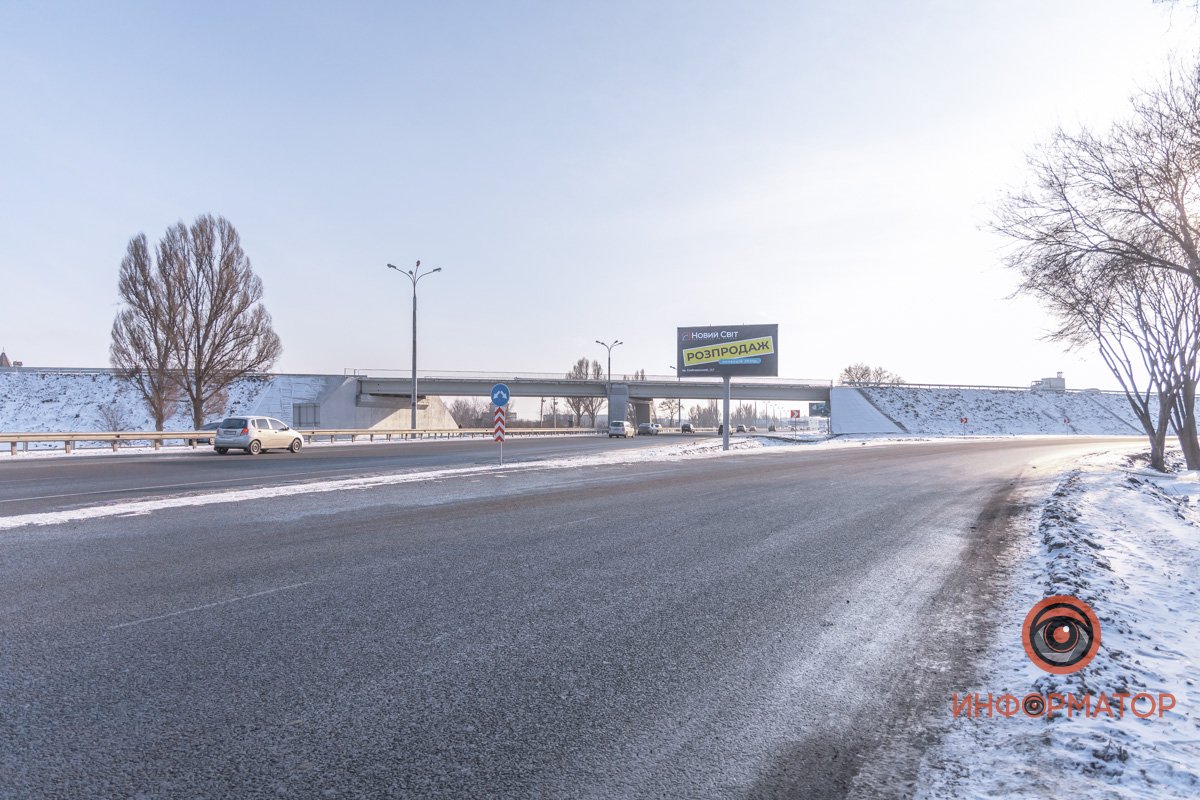 Автобусная остановка возле гипермаркета 