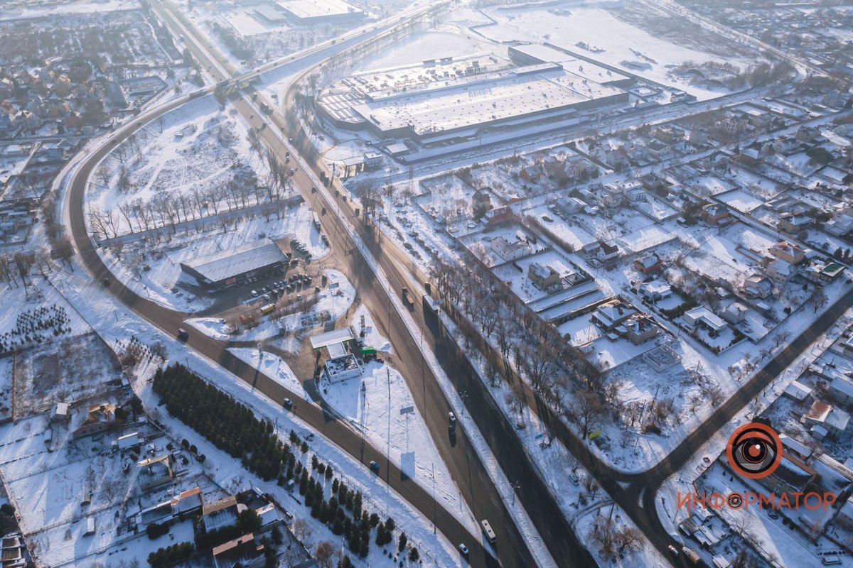 Рядом с дорогой находятся дачные кооперативы 