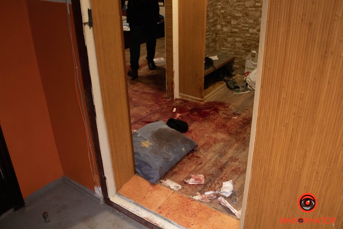 В Днепре парень ударил девушку ножом из-за расставания: фото с места 2