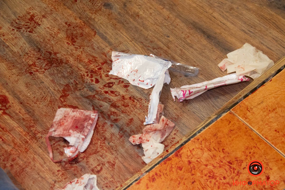 В Днепре парень ударил девушку ножом из-за расставания: фото с места 6