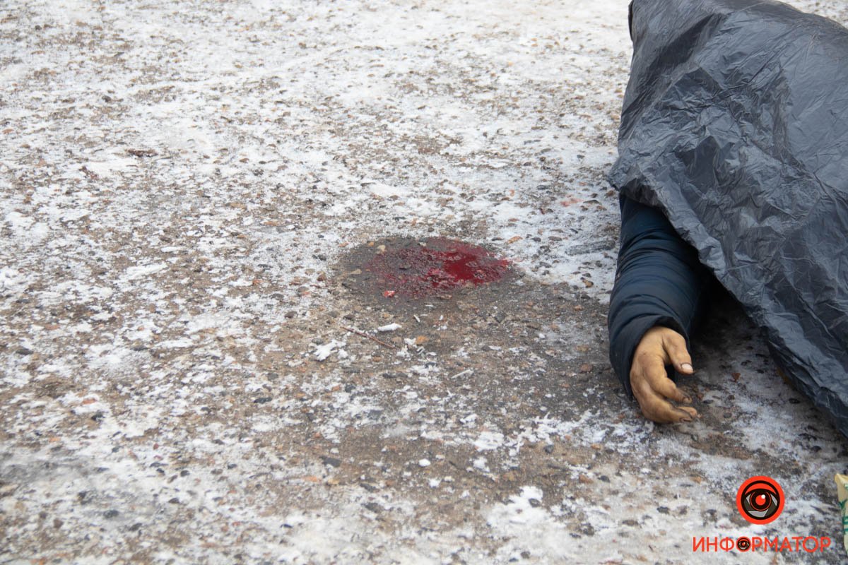 Рядом с мужчиной пятно крови Рядом с мужчиной пятно крови