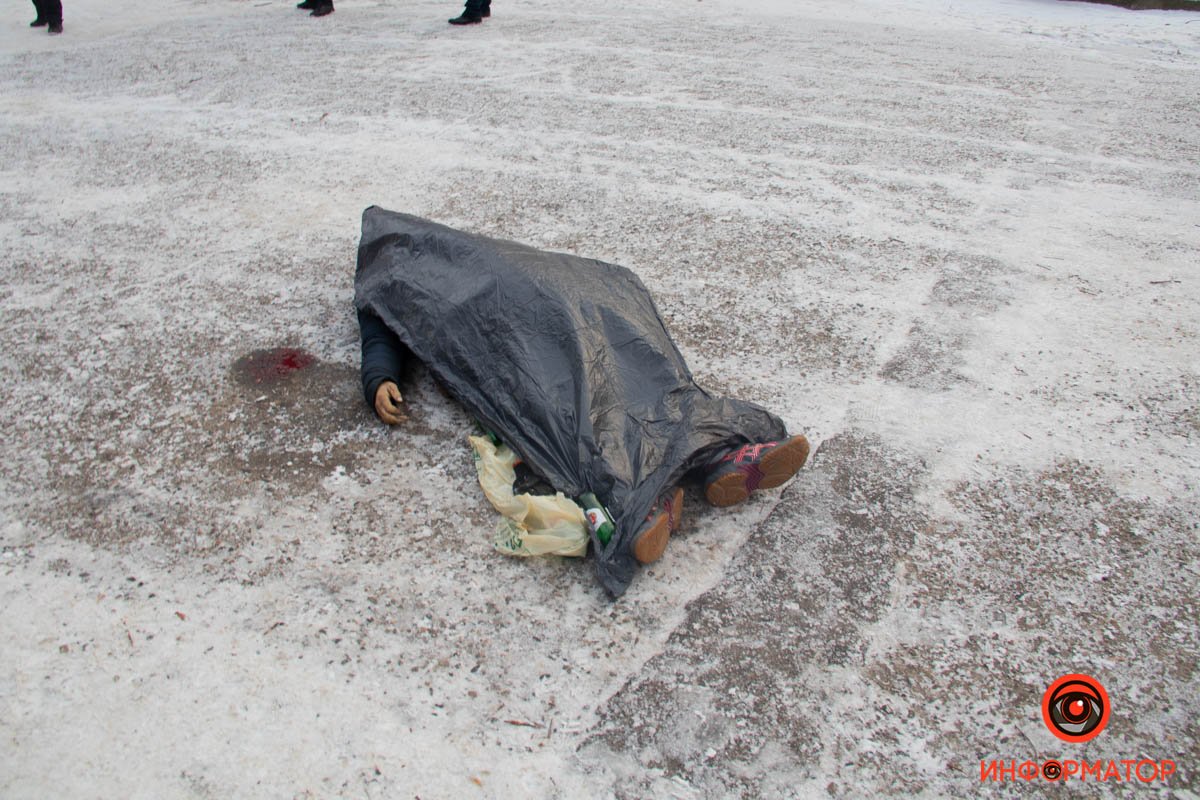 В руках были пакеты с бутылками В руках были пакеты с бутылками