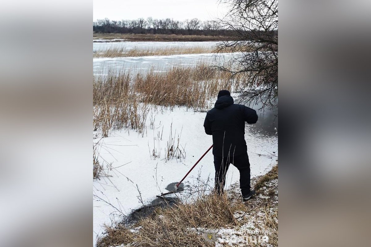 Тело 48-летней женщины обнаружили в водоеме