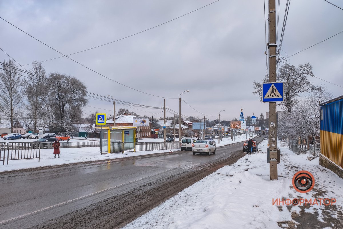 80-летняя женщина шла по пешеходной зоне 80-летняя женщина шла по пешеходной зоне