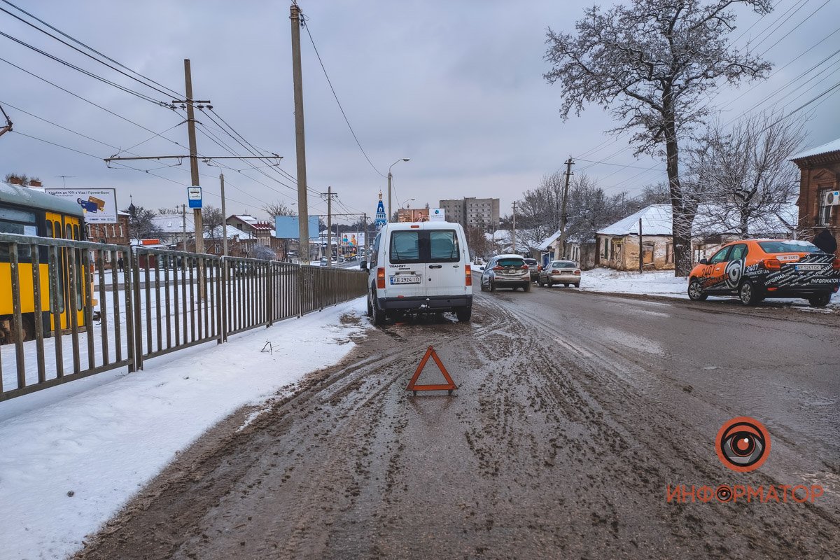 Потом увидела, что подъезжает трамвай к остановке и резко начала переходить дорогу параллельно пешеходному переходу Потом увидела, что подъезжает трамвай к остановке и резко начала переходить дорогу параллельно пешеходному переходу