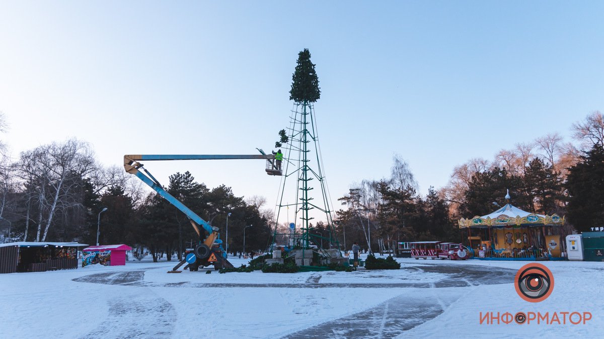 Праздник закончился: в Днепре в парке Глобы разбирают новогоднюю елку