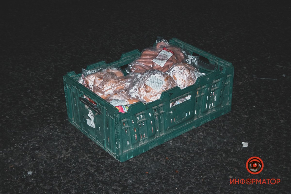 По неизвестным причинам водитель Mazda не заметил стоящий впереди Sprinter