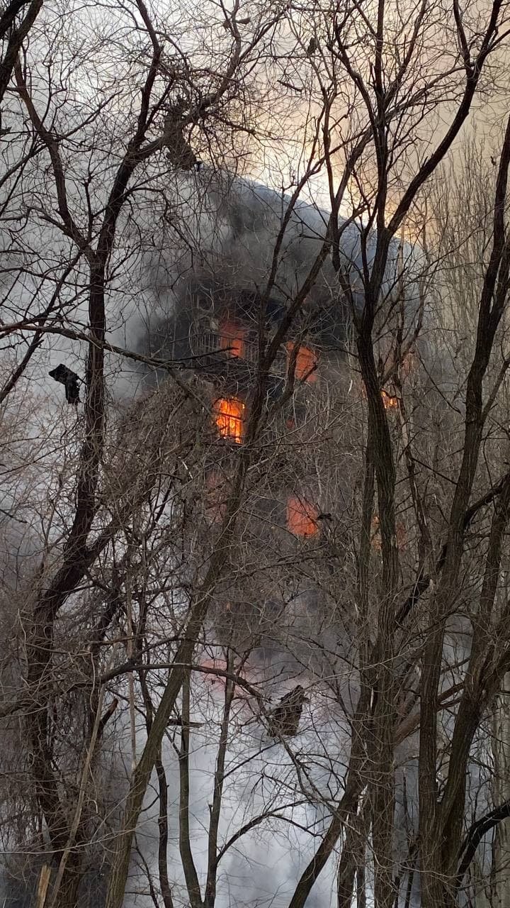 Огонь добрался до крыши