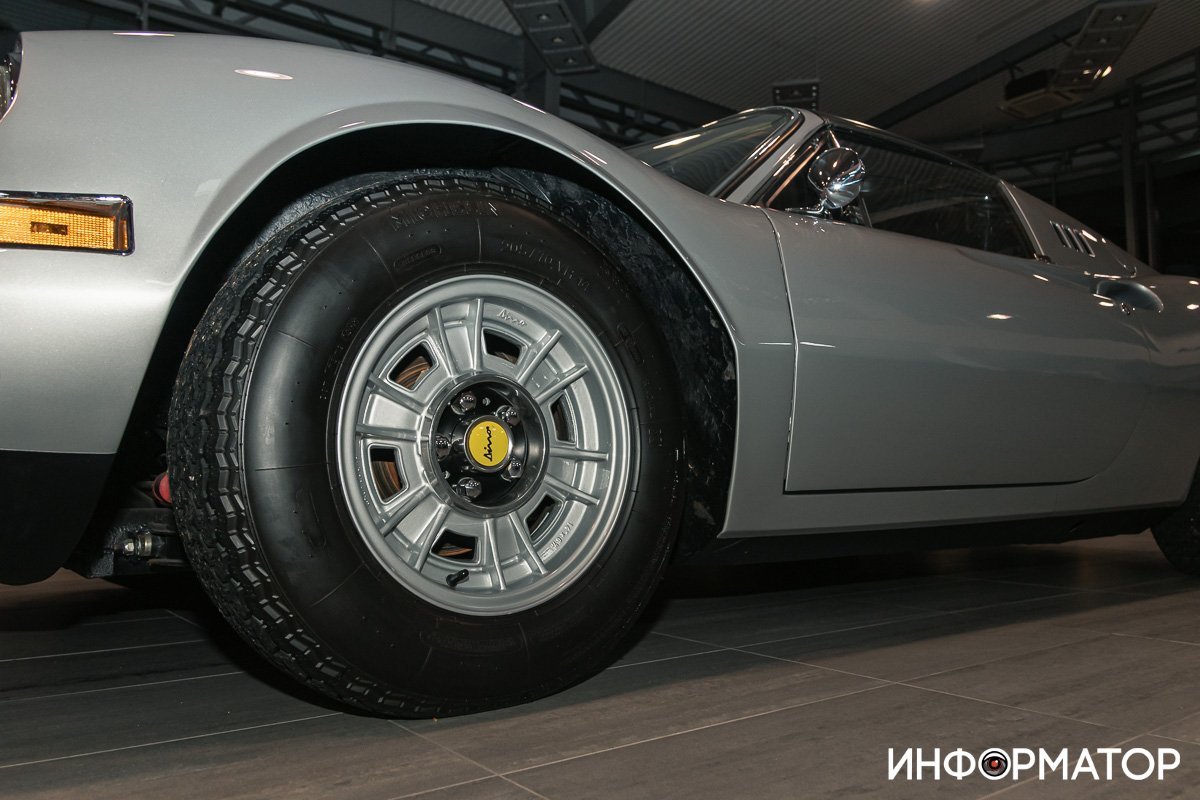 Всего выпустили немногим более тысячи таких автомобилей