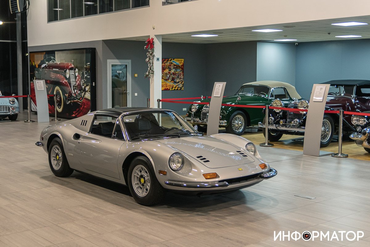 Попробуйте угадать в комментариях, какие авто презентуют следующими в Old Cars Gallery