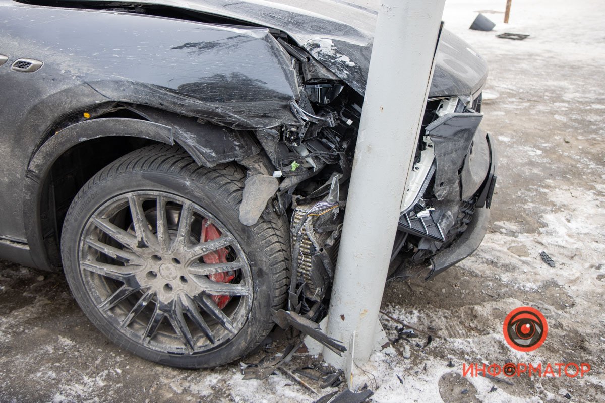 От удара автомобиль отлетел в светофор От удара автомобиль отлетел в светофор